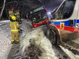 Wypadek na DK 91 pod Zgierzem. Autobus w rowie. Podróżowały nim 22 osoby... ZDJĘCIA