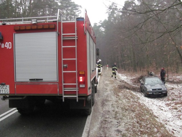 Na drodze pomiędzy Żarkami i Janowem panowały rano fatalne warunki. Volkswagen w rowie w rejonie Ostrężnika.