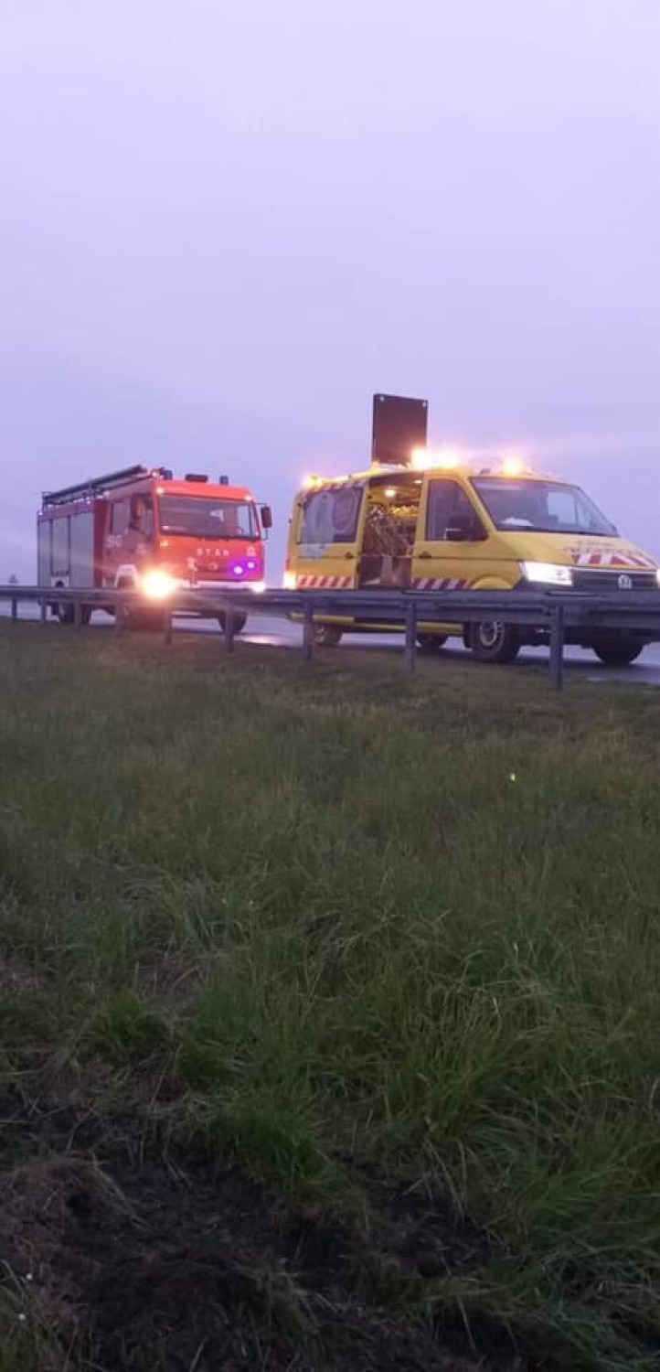 Strażacy z Dusznik na akcji ratunkowej na autostradzie