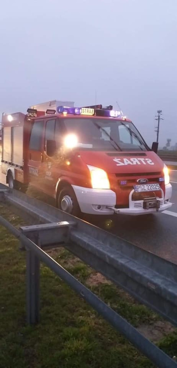 Strażacy z Dusznik na akcji ratunkowej na autostradzie