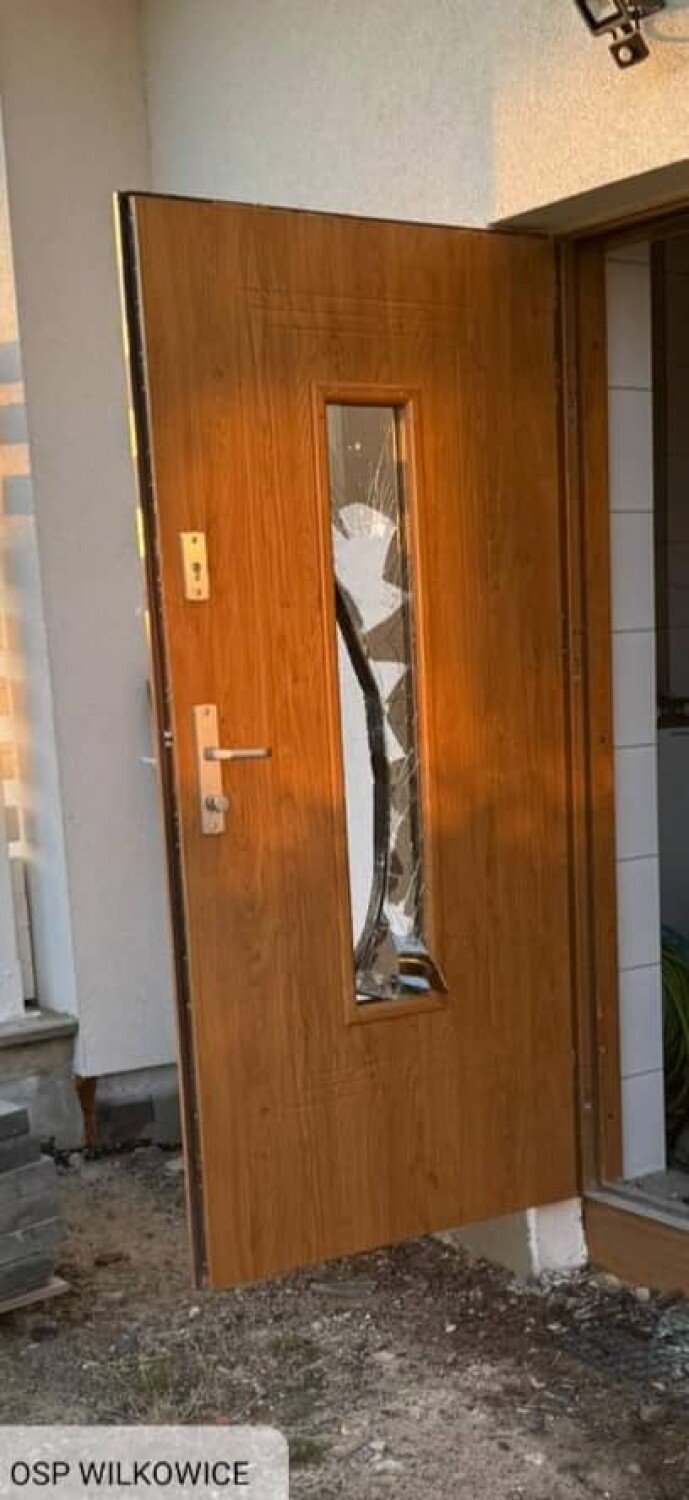 Strażacy musieli sforsować drzwi w Wilkowicach, by dostać...