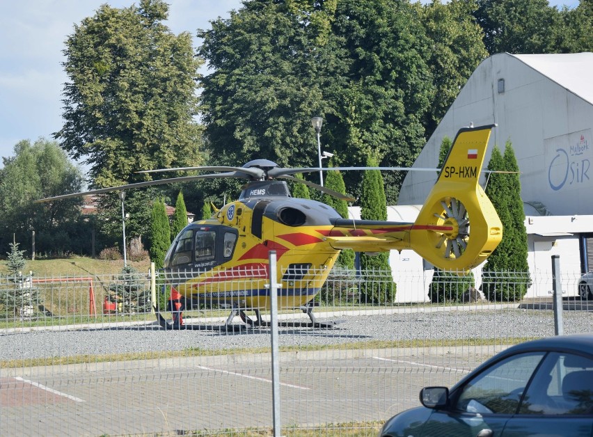 Malbork. Śmigłowiec LPR lądował na parkingu w centrum miasta. Zobacz start maszyny [ZDJĘCIA, FILM]