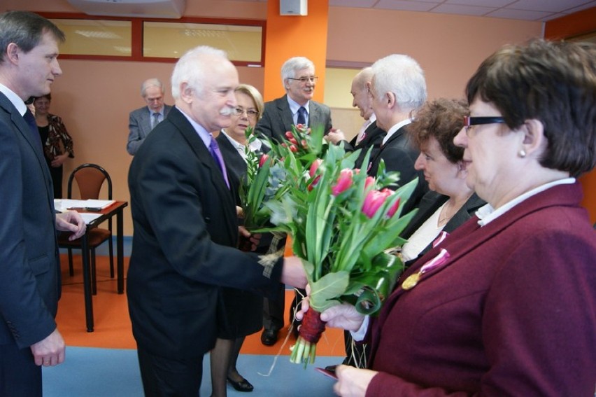 Medale dla sieradzkich urzędników. Zostali wyróżnieni za...