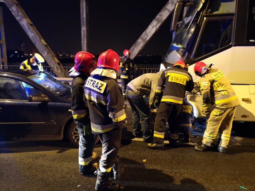 Na moście w Grudziądzu autobus zderzył się z samochodem [zdjęcia]