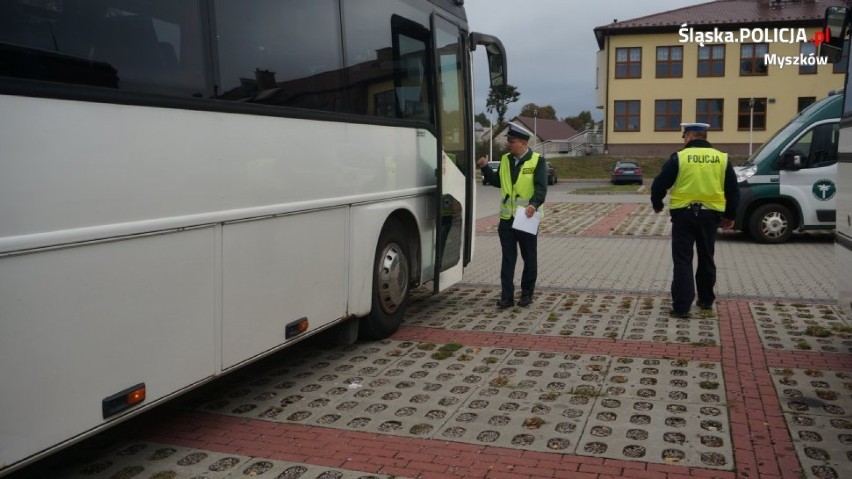 Myszków: Policja razem z Inspekcją Transportu Drogowego kontrolowała autobusy dowożące dzieci do szkół [ZDJĘCIA]