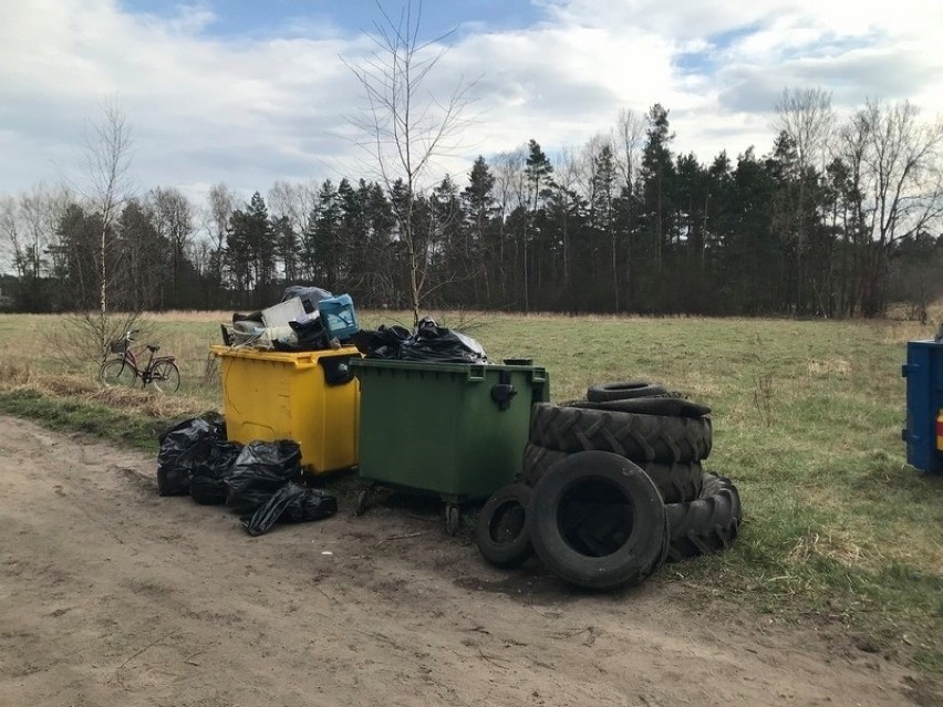 W gminie Woźniki wolontariusze sprzątali las w ramach...