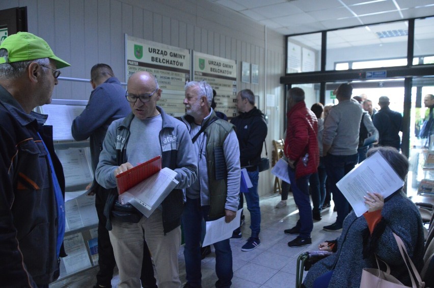 Kolejka przed Urzędem Gminy Bełchatów. Chętni składali...