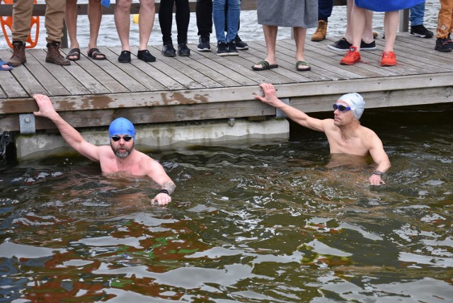 Pokaz zimowego pływania w Gołuchowie