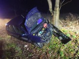 Wypadek na DK 16 pod Łasinem. Samochód uderzył w drzewo