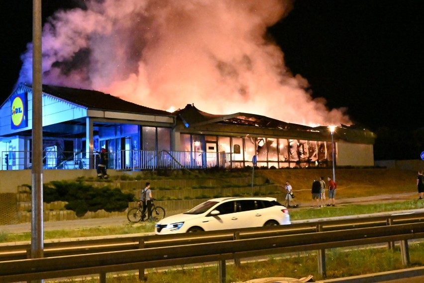 Pożar marketu Lidl przy Piekoszowskiej w Kielcach! Dramatyczne sceny. W akcji wiele jednostek straży [TRANSMISJA, ZDJĘCIA]