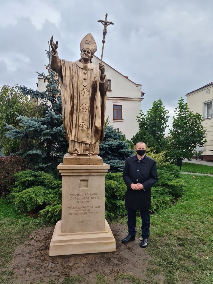 W Opatowie stanął pomnik świętego Jana Pawła II. Lokalizacja może zaskoczyć [ZDJĘCIA]