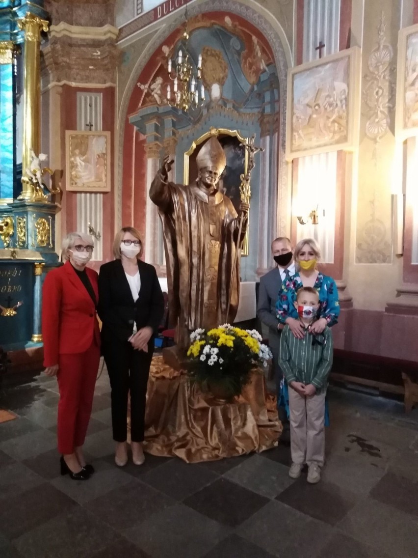 W Opatowie stanął pomnik świętego Jana Pawła II. Lokalizacja może zaskoczyć [ZDJĘCIA]