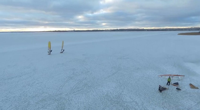 Zamarznięta Zatoka Pucka z drona.
