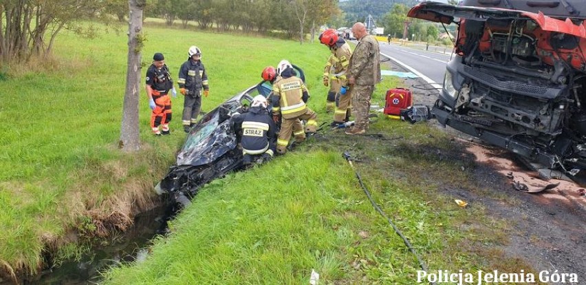 W wypadku pod Jelenią Górą zginął 33-letni kierowca z...