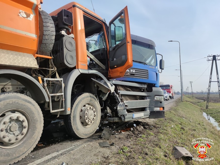 Zderzenie dwóch ciężarówek w Koźminie. Mandat w wysokości 1,5 tys. zł dla sprawcy [ZDJĘCIA]