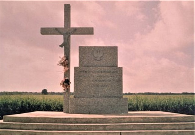 Krzyż oraz pomnik upamiętniający poległych i pomordowanych we wsi Smoligów