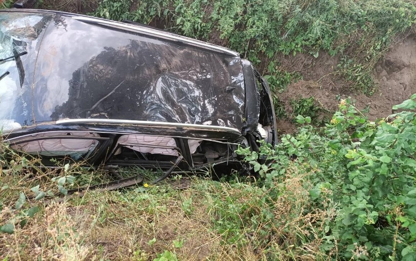 Groźny wypadek w gminie Czarne - przyczyną było nieprawidłowe wyprzedzanie, jedna osoba wylądowała w szpitalu!