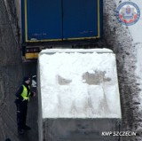 Nawet 3000 zł mandatu za nieodśnieżony samochód zimą. Policja sprawdzała dronem. Zdjęcia