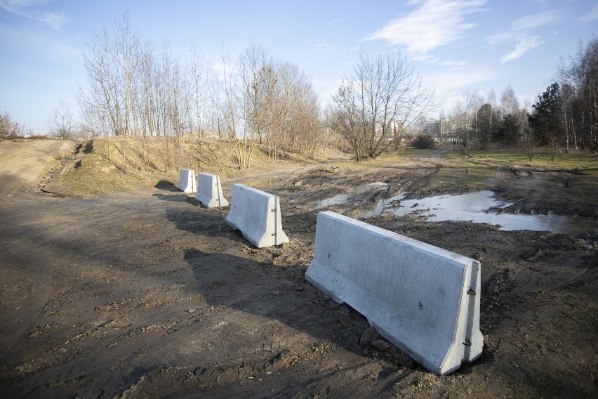 Betonowe zapory przed parkiem Cichociemnych. ''Wszystkim doskwierają korki, ale to nie powód, by wjeżdżać do parku samochodem!''