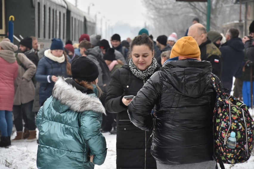 Zimowy pociąg wjechał do Sycowa. Skład pojawił się z okazji 40. rocznicy wprowadzenia stanu wojennego. Zobaczcie zdjęcia!
