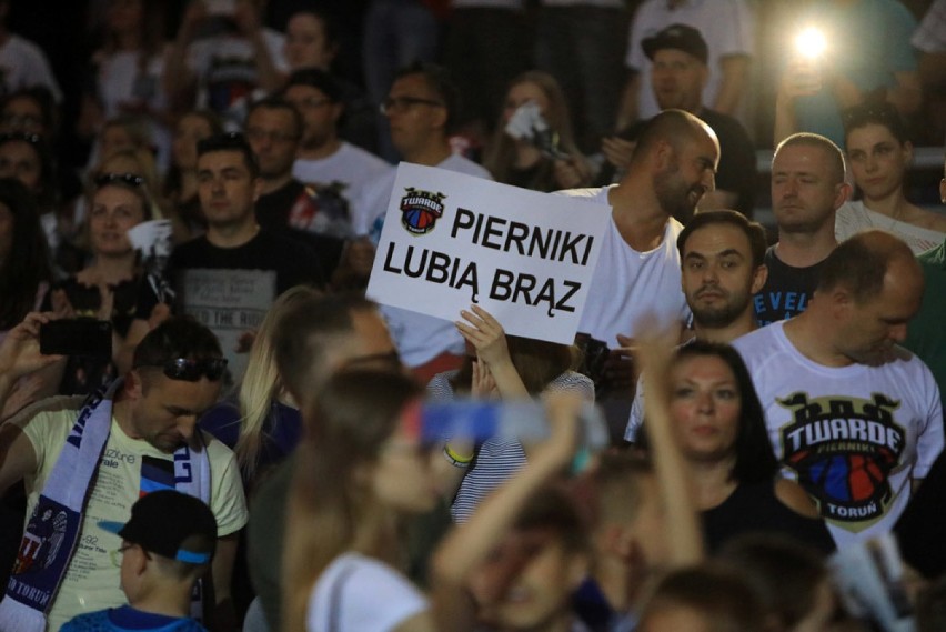Koszykarze Polskiego Cukru Toruń po zwycięskim dwumeczu z...