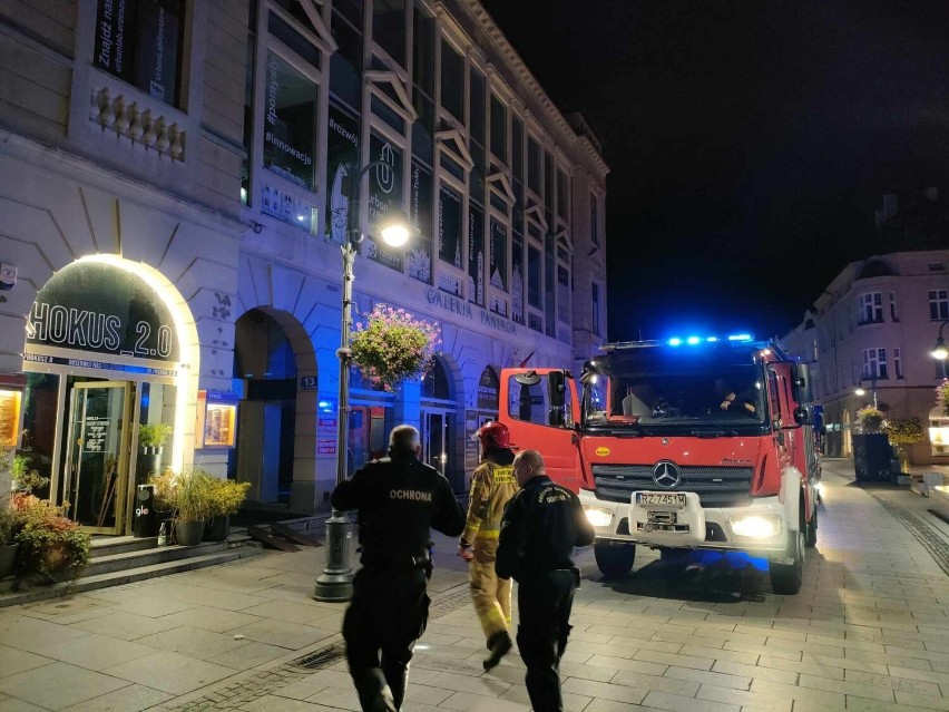 Fałszywy alarm pożarowy przy ul. 3 Maja w Rzeszowie. Na interwencję przyjechały trzy wozy strażackie [ZDJĘCIA]