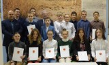 Osiemnastu uzdolnionych sportowców z gminy Klucze otrzymało nagrody wójta. Judocy, akrobaci, pływacy i inni. Zobaczcie zdjęcia 