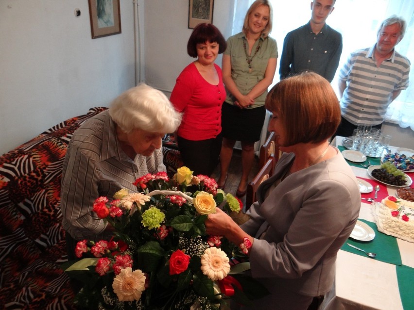 100 urodziny Anny Maroń z Radomska. Życzenia dla kolejnej stulatki [ZDJĘCIA, FILM]