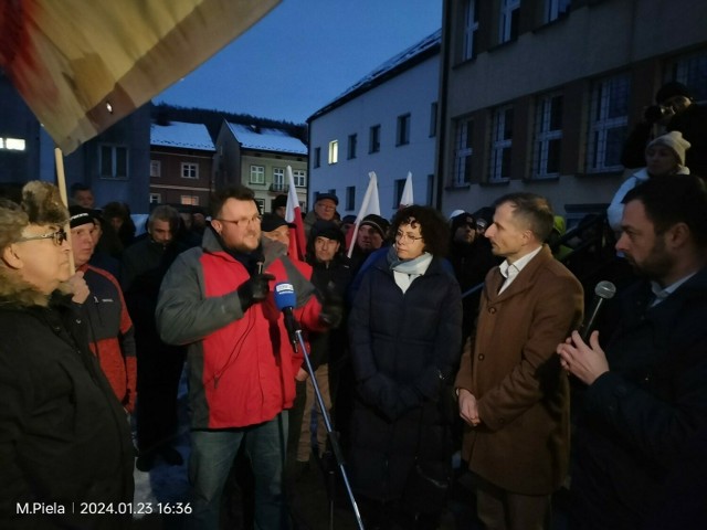 Protestujący przemaszerowali przez miasto i pod Urzędem Miejskim w Ustrzykach Dolnych spotkali się z wiceministrem Mikołajem Dorożałą oraz posłem Bartoszem Romowiczem