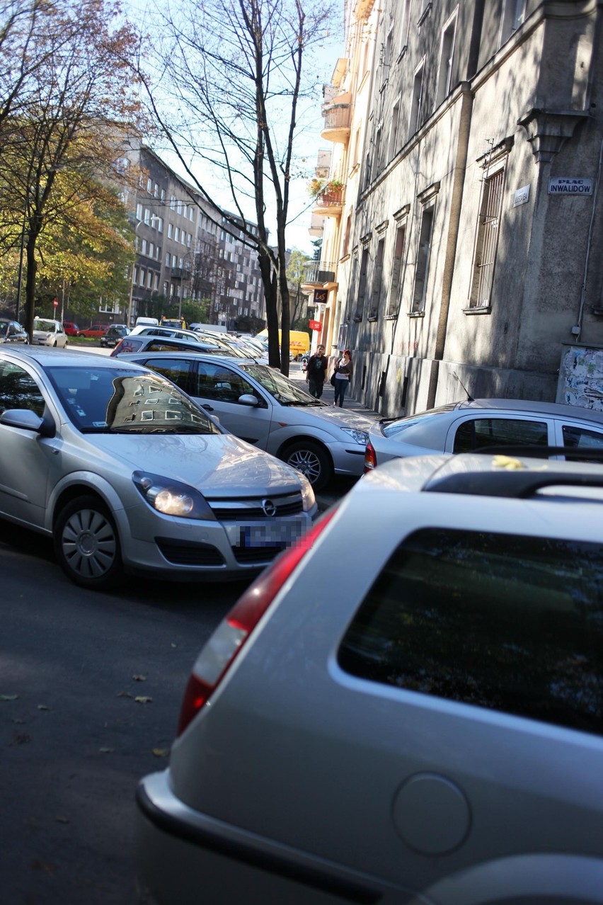 Kraków: parkujący na Lea blokują chodniki. Urzędnicy: w tym miejscu będzie parking [ZDJĘCIA]