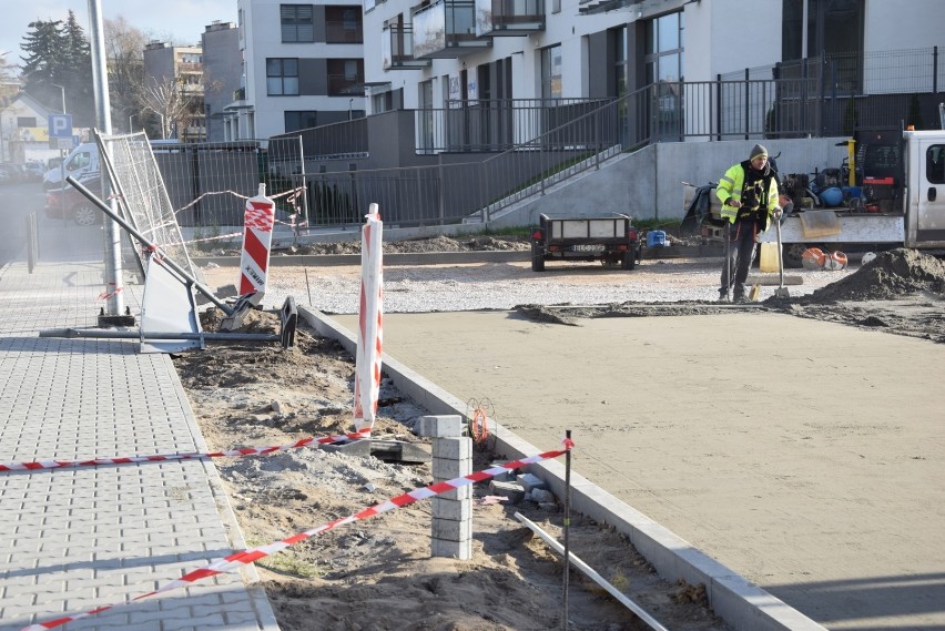 Budowa parkingu w Skierniewicach idzie pełną parą [ZDJĘCIA]