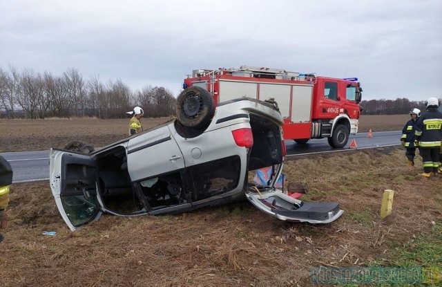 Dachowanie w rejonie Żużeli (pow. krapkowicki). W niedzielę (6.02) kierowca samochodu osobowego, z nieustalonej przyczyny, stracił panowanie nad kierownicą i zjechał z jezdni.