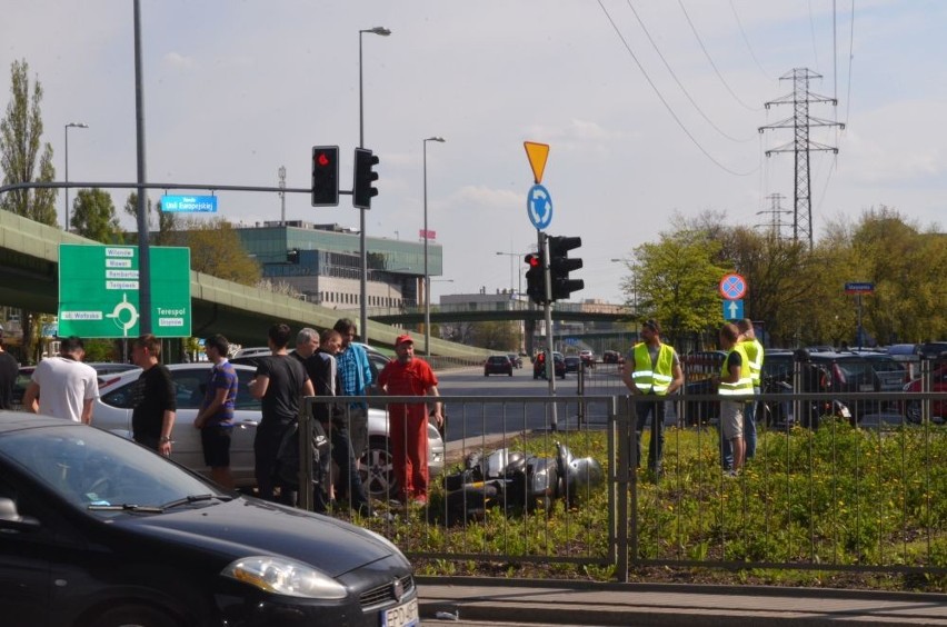 Wypadek na Mokotowie: Motocykl uderzył w osobówkę