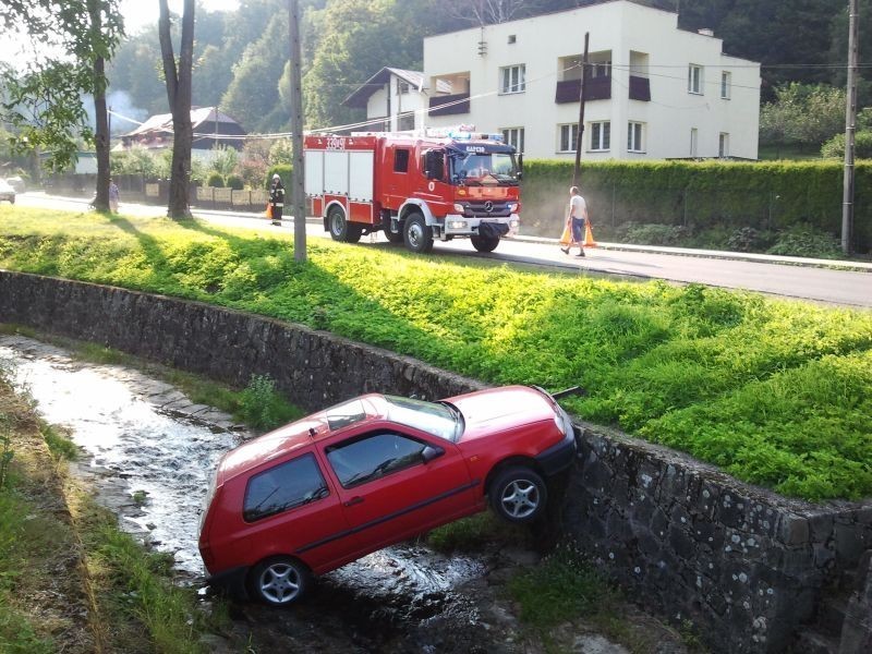Bystra: Auto wpadło do rzeki