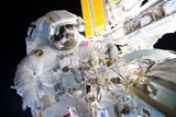 Astronauci przez sześć godzin pracowali na zewnątrz ISS. Montowali adapter dokujący
