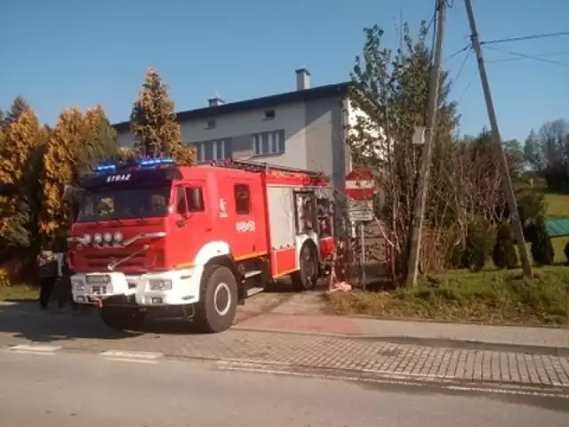 16- i 17-latek spadli z dachu Ośrodka Zdrowia w Binarowej. Starszy nie przeżył.