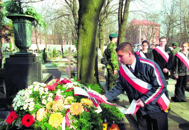 Cmentarz potwierdza losy miasta.  Na zdjęciu młodzież składa kwiaty na grobie Rymera (ul. Francuska)