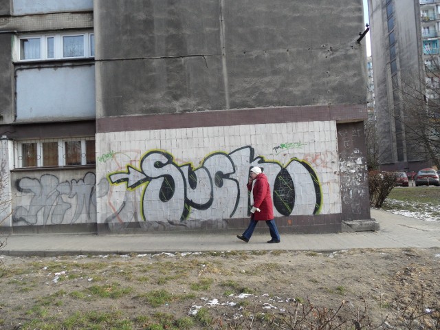 Blok przy al. Korfantego - nie graffiti, a bazgroły bez sensu