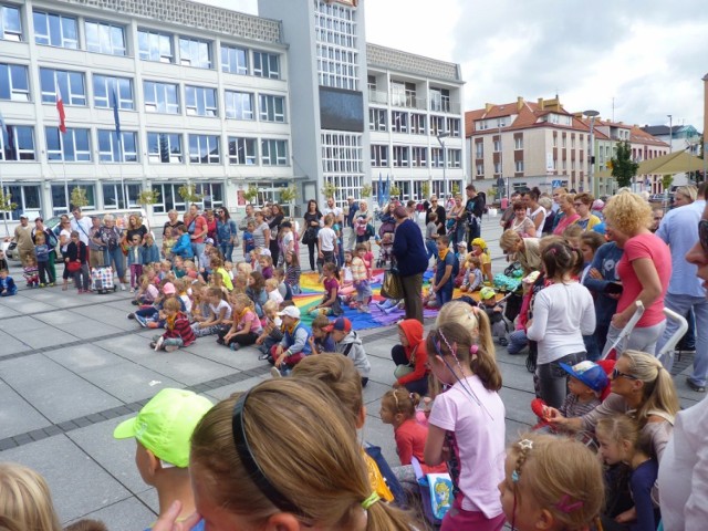 W piątek na Rynku Staromiejskim odbyła się kolejna zabawa w ramach akcji Bezpieczne wakacje. Tym razem impreza została zorganizowana pod hasłem "Wesołe zabawy z klaunami".

