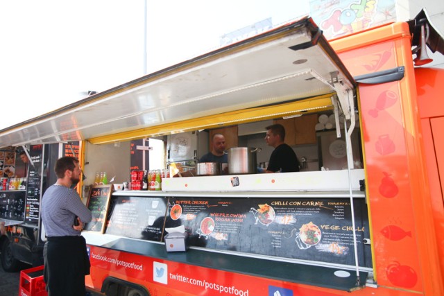 III edycja Street Food Festival to okazja, aby rozsmakować się w potrawach z różnych zakątków świata. Jeszcze dziś food trucki parkują przy CH Nowy Świat w Rzeszowie. 

Na górnym parkingu przy Nowym Świecie specjały z food trucków będzie można kupować jeszcze dziś do godz. 19. W menu znajdziemy m.in. amerykańskie burgery, ramen i kanapki w stylu bostońskim. Szczegółowy program festiwalu znajdziesz tutaj.

