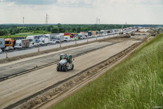 W województwie łódzkim odcinkowe pomiary prędkości obejmują budowaną autostradę A1 od Tuszyna do Piotrkowa Trybunalskiego i od okolic Kamieńska do granicy z województwem śląskim.

