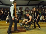 II Liceum w Koninie: Pokaz na wózkach inwalidzkich