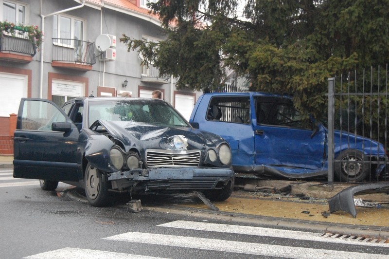 Kwidzyn. Na ul. Kochanowskiego zderzyły się dwa samochody. Jeden z kierowców uciekł [ZDJĘCIA]