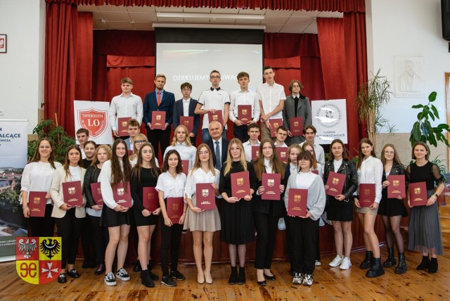 W I Liceum Ogólnokształcącym w Świebodzinie wręczono stypendia starosty świebodzińskiego.