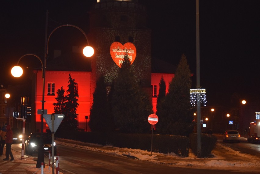 Finał WOŚP 2021 w Wieluniu. Światełko do nieba przy ratuszu...