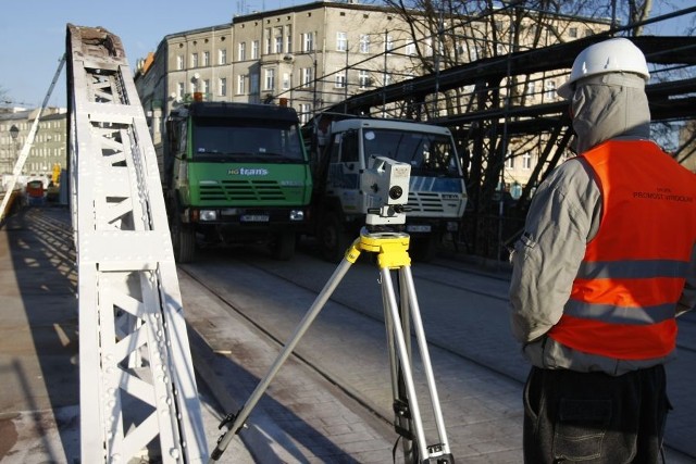 Po remoncie most Północny będzie miał nośność 15 ton. Pójdą tamtędy piesi, a pojadą tylko tramwaje, autobusy, taksówki oraz goście i obsługa hoteli.
Ciężarówki nie będą dopuszczone do ruchu.