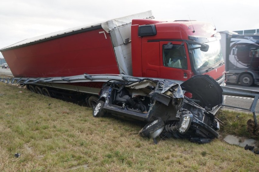 Wypadek na A1 w Bytomiu. TIR zgniótł auto [ZDJĘCIA, WIDEO]