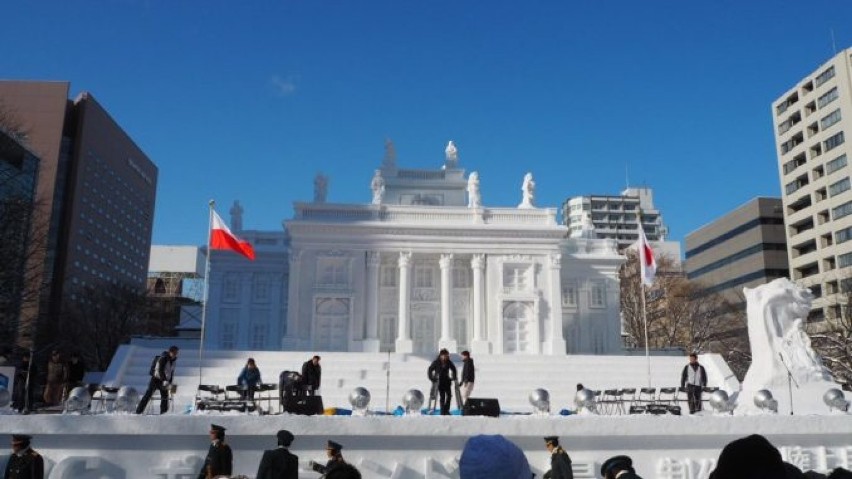 Japończycy zbudowali Łazienki Królewskie z lodu i śniegu. Przez miesiąc nad konstrukcją pracowało 100 żołnierzy