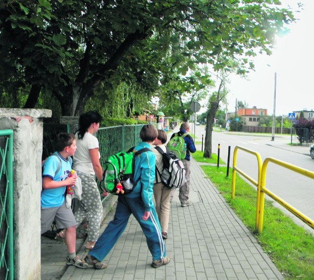 Aby dostać się na parking, dzieci muszą przejść przez ulicę