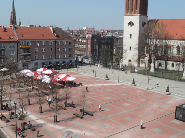 2 maja od godz. 17 do 18 warto zajrzeć na bytomski Rynek. W tym czasie  będzie można tu wspólnie śpiewać patriotyczne pieśni i wziąć udział w happeningu z naszą narodową flagą (wspólne zdjęcie). 3 maja - tradycyjny bieg  ulicami centrum miasta. Impreza jest przeznaczona dla wszystkich chętnych. Udział w biegu jest bezpłatny, a zapisy przyjmowane będą w biurze zawodów na Rynku od 10 do 11.30. Impreza  rozpocznie się od biegu rekreacyjnego.od godz. 17 do 18 warto zajrzeć na bytomski Rynek. W tym czasie  będzie można tu wspólnie śpiewać patriotyczne pieśni i wziąć udział w happeningu z naszą narodową flagą (wspólne zdjęcie). Świętowanie będzie także jutro. Obchody Święta Konstytucji 3 Maja w Bytomiu nie mogą się obejść bez tradycyjnego biegu. Już po raz siódmy zawodnicy wyruszą z Rynku na trasę, prowadzącą ulicami centrum miasta. Impreza jest przeznaczona dla wszystkich chętnych. Aby wystartować w biegu, należy okazać w biurze zawodów oświadczenie o dobrym stanie zdrowia i uczestnictwie na własną odpowiedzialność. W przypadku osób poniżej osiemnastego roku życia konieczna jest pisemna zgoda rodzica lub opiekuna prawnego dziecka. Udział w biegu jest bezpłatny, a zapisy przyjmowane będą w biurze zawodów na Rynku od 10 do 11.30. Impreza  rozpocznie się od biegu rekreacyjnego. Uczestnicy będą mieli do pokonania trasę o długości 1,2 km (jedna pętla). Po zakończeniu biegu rekreacyjnego, około 12.45 rozpocznie się bieg główny. Zawodnicy będą mieli do pokonania 4 pętle o łącznej długości 5 km. Na zwycięzców czekają pamiątkowe statuetki, zaś uczestnicy obydwu biegów wezmą udział w konkursie.  Głównymi nagrodami będą rower górski i aparat fotograficzny.  Zakończenie zaplanowano o godzinie 14.